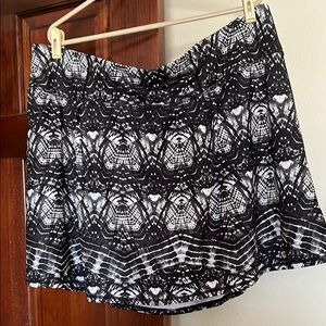 Black and White Patterned Women's Skort, new w/o tags